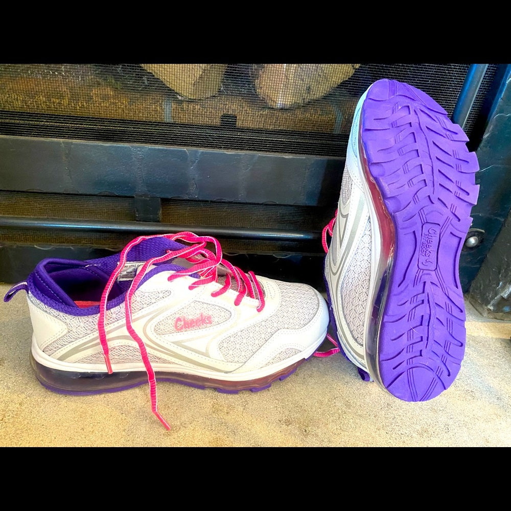 Size 7 womens running shoe.